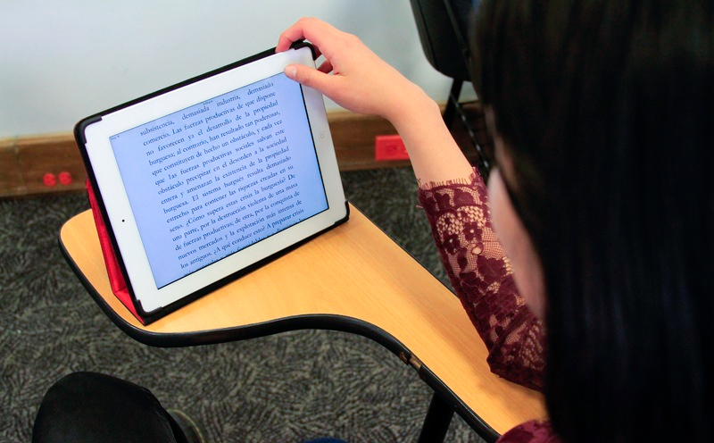 Estudiante leyendo en Ipad-Universidad Externado