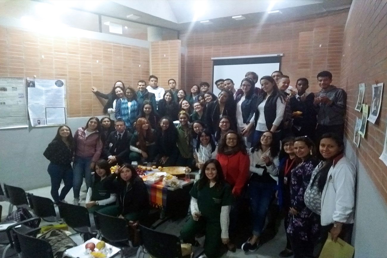 Estudiantes de posgrado realizando trámites adminsitrativos ne el portal web