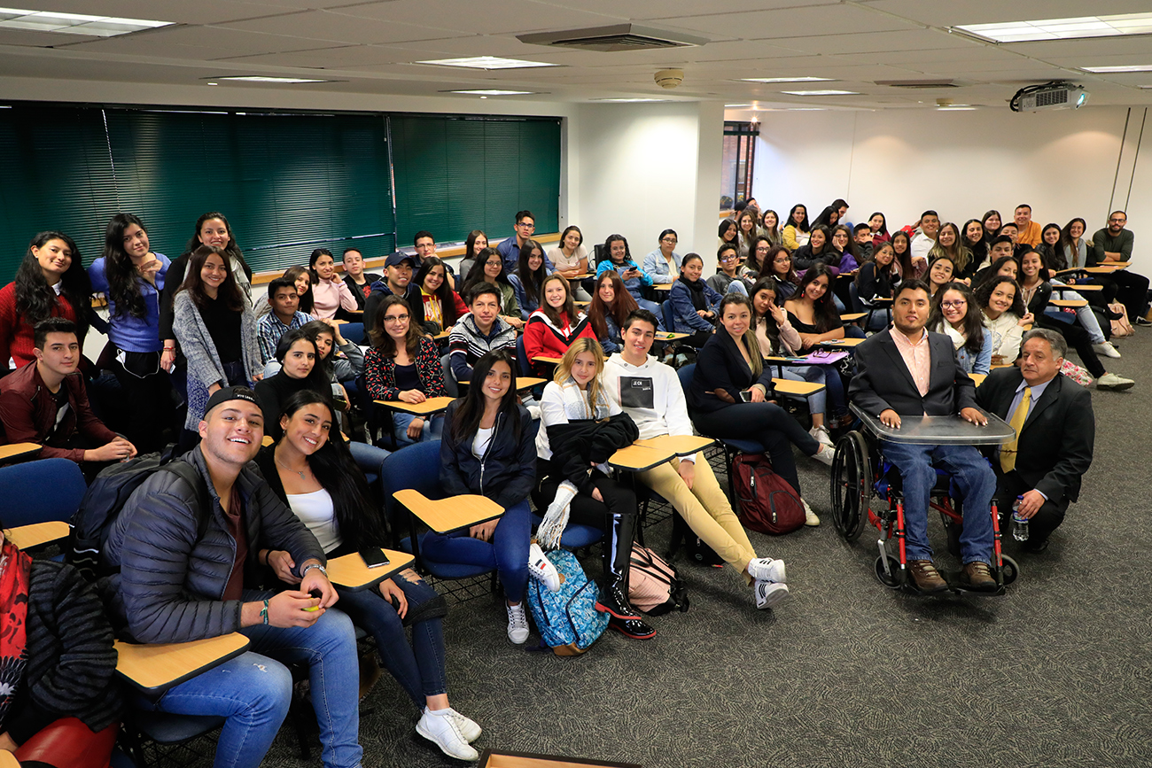 Estudiantes de posgrado realizando trámites adminsitrativos ne el portal web