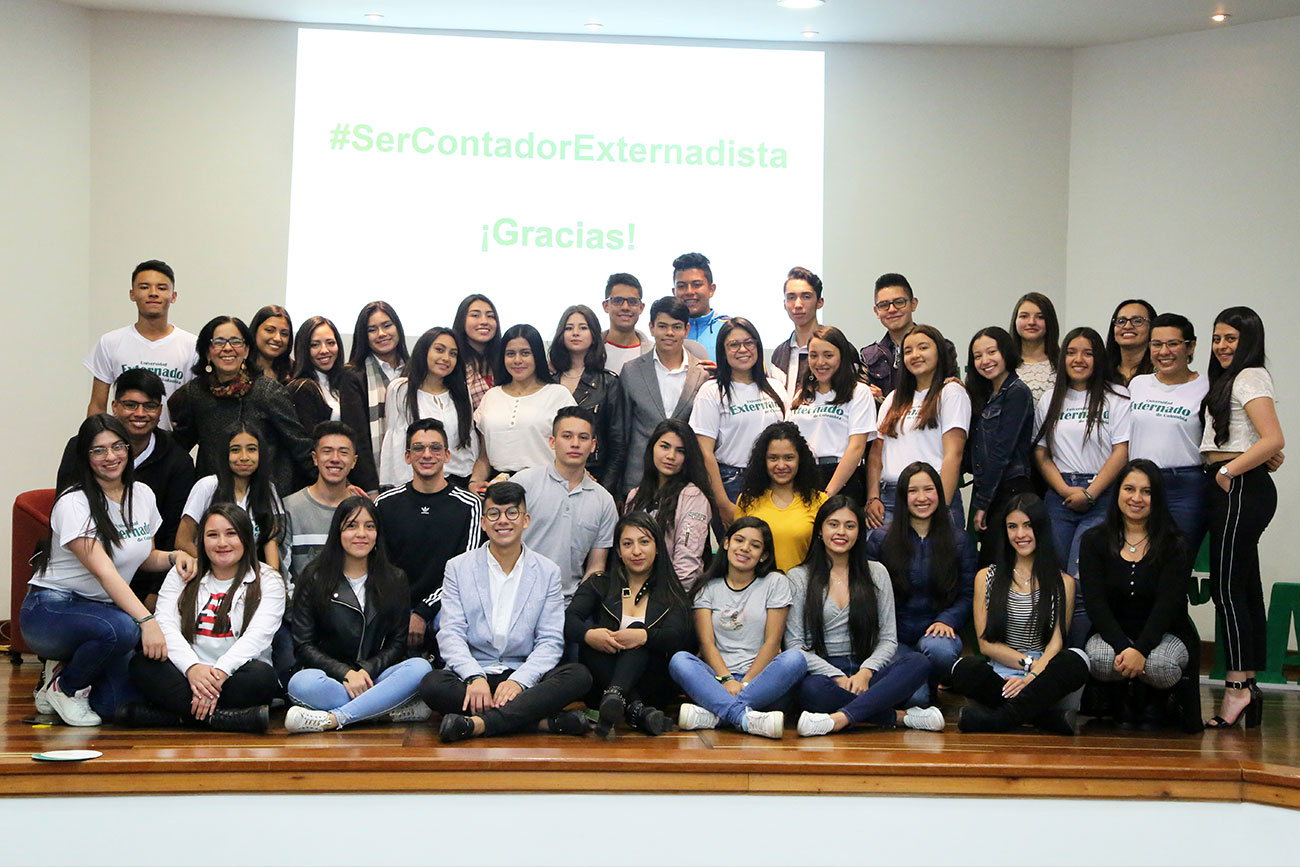 Estudiantes de posgrado realizando trámites adminsitrativos ne el portal web