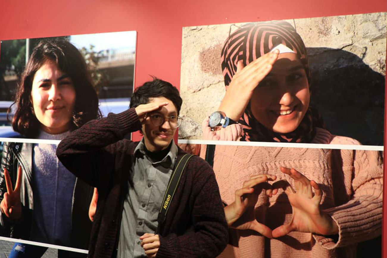 Social Communication - Journalism students participate, in Turkey, in a photographic exhibit on women refugees