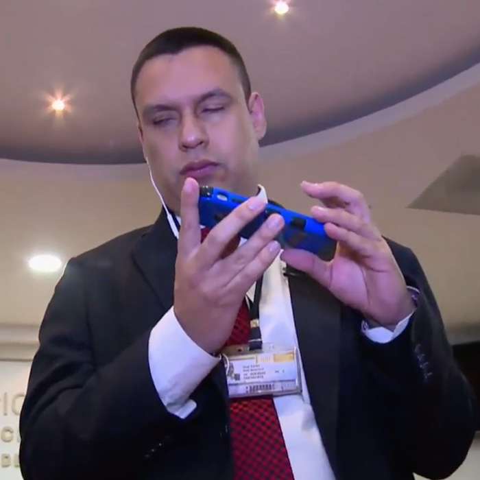 Juan Carlos Oríz con un celular