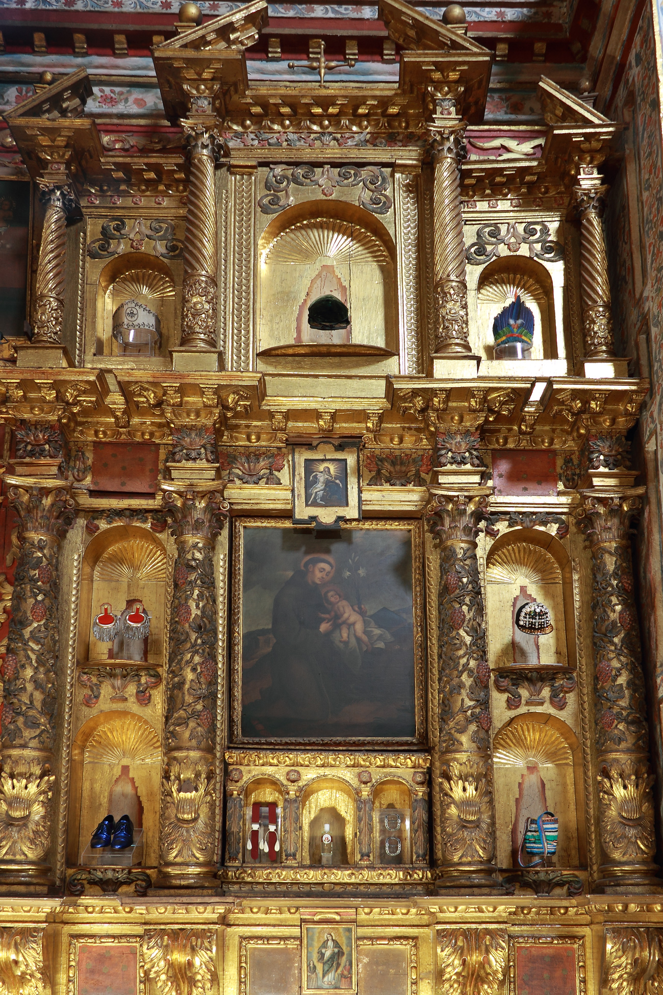 Intervención con accesorios de moda y vestuario en los nichos del Retablo de San Antonio de Padua