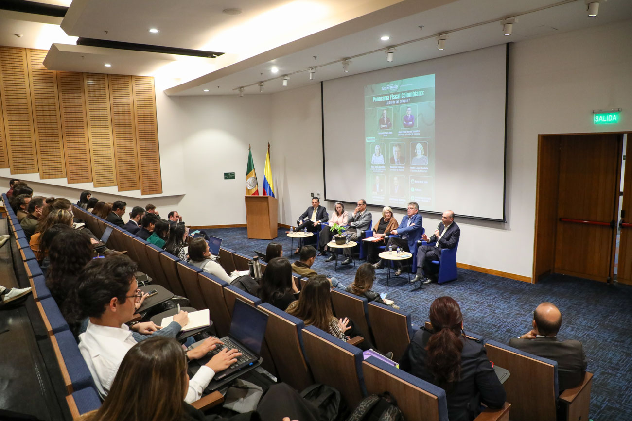 Gente reunida en un auditorio